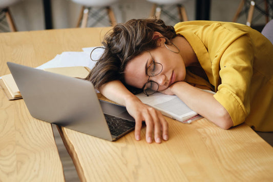 “Even Coffee Can't Keep Your Eyes Open”: 4 Everyday Habits to Reduce Daytime Sleepiness